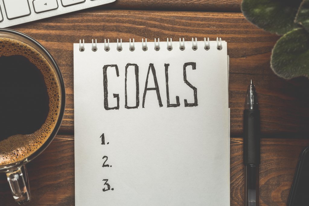 paper notepad with the word goals at the top