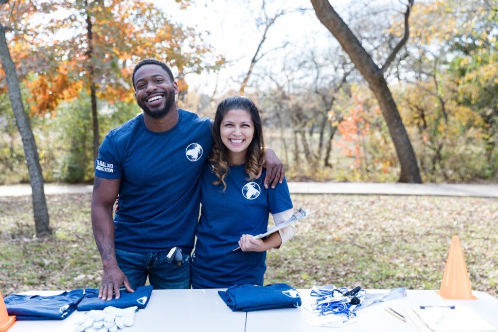 couple volunteering