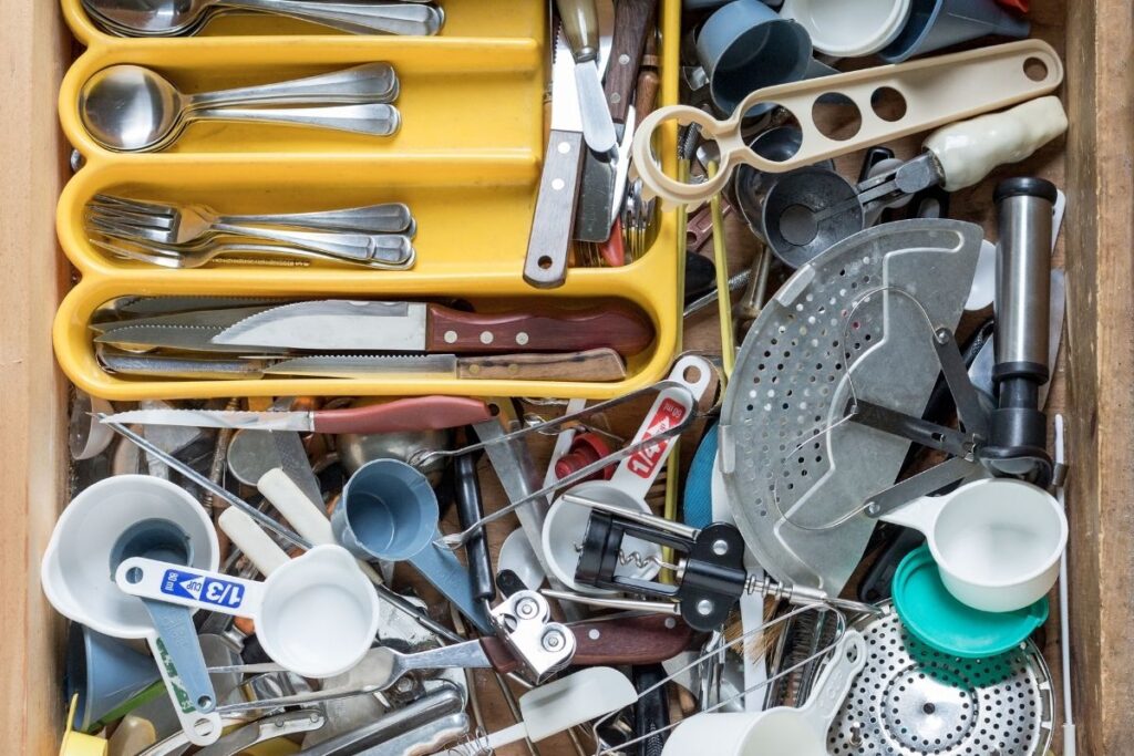 ¿Cuántas cosas hay en un hogar estadounidense promedio? cajon de basura