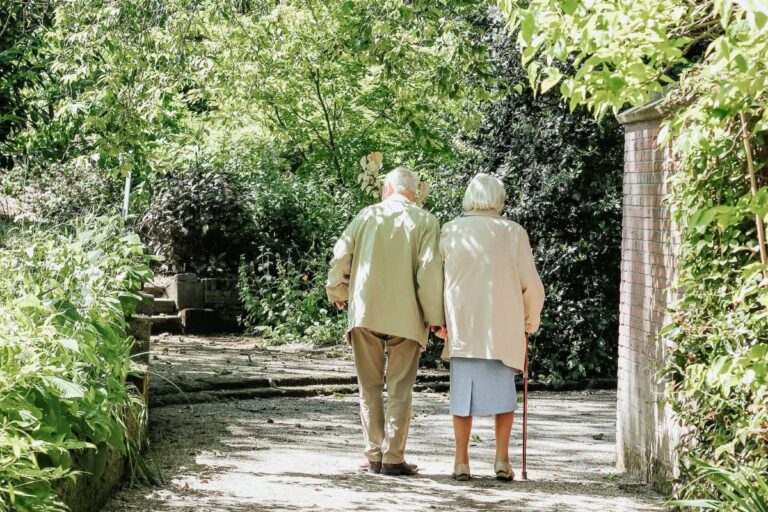 Helping Your Elderly Parents Downsize: 5 Tips to Ease the Transition
