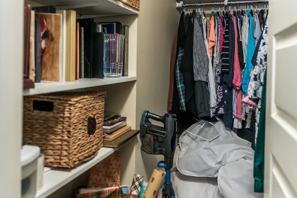 things that make your closet look cluttered